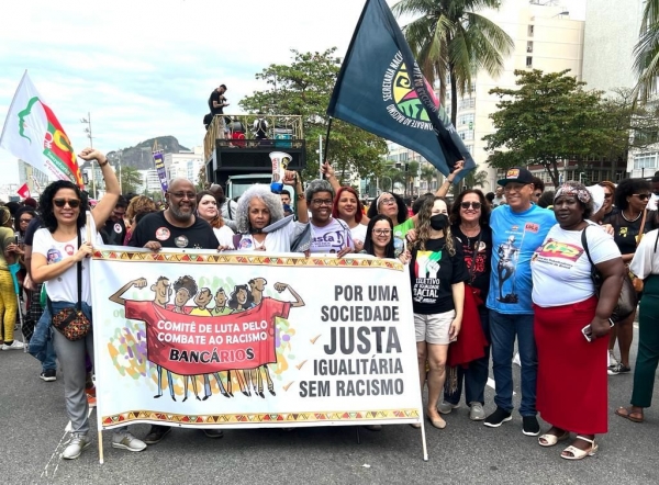 O secretário de Combate ao Racismo da Contraf-CUT Almir Aguiar ao lado da diretora do Sindicato dos Bancários do Rio Jô Araújo ma “Marcha de Mulheres Negras”, em Copacabana