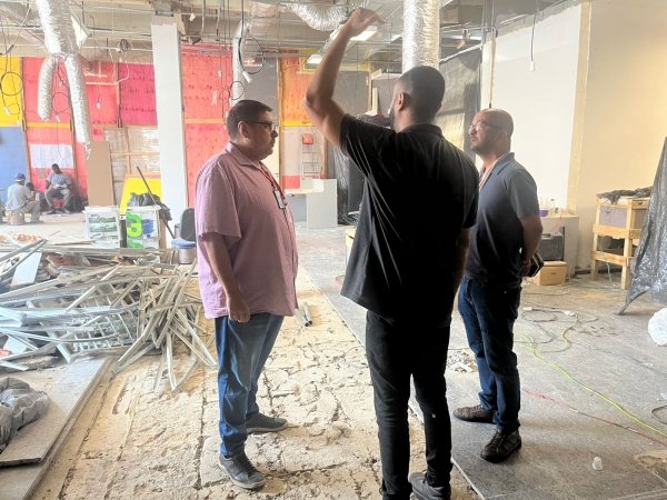 Diretores do Sindicato, Alexandre Batista (à esquerda) e Eduardo Bulhões (à direita) no interior da agência Jacarepaguá.