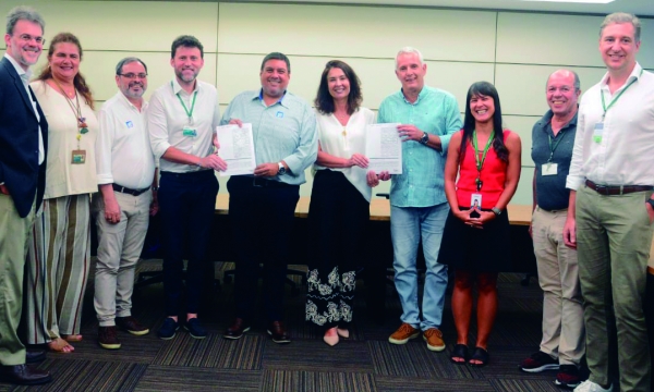  Representantes do Sindicato dos Bancários do Rio, das associações de funcionários e da Contraf-CUT durante a assinatura do  acordo coletivo da PLR dos empregados do BNDES