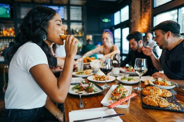 .Comer em bares e restaurantes está cada vez mais caro, por isso, os sindicatos cobram da Fenaban uma valorização maior para os tíquetes 