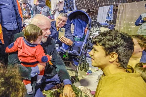 O presidente Lula visitou desabrigados em São Leopoldo, no Rio Grande do Sul e anunciou um novo pacote de ajuda à população atingida pelas enchentes 