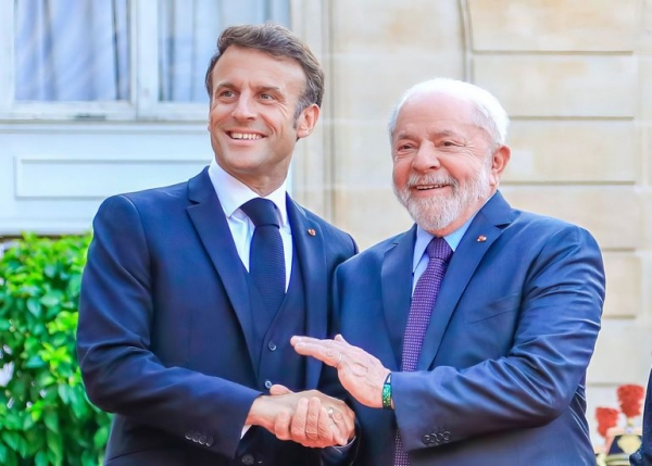 Macron com Lula, em Paris: presidente brasileiro quer ajuda internacional contra a desigualdade e a fome e criticou o modelo neoliberal que acumula cada vez mais capital nas mãos de poucos às custas da miséria de milhões de pessoas 
