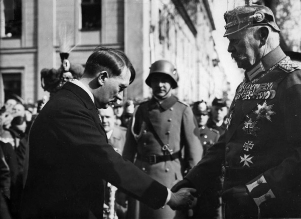 O chanceler Hitler e o presidente Hindenburg, líderes da Alemanha, em 1933: o mundo não imaginava as atrocidades que Hitler e o nazismo cometeriam após a sua ascensão ao poder