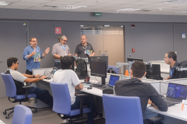 José Ferreira (E), Sérgio Amorim e Rogério Campanate numa atividade da Caixa: o Sindicato defende melhores condições de saúde e de trabalho para os empregados da Caixa 