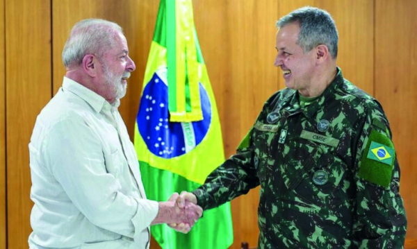 Lula dá posse ao novo Comandante  do Exército, general Tomás Paiva