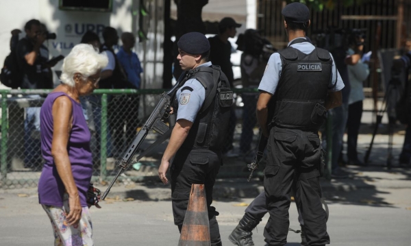 Ação da polícia na Vila Cruzeiro atende demanda eleitoreira e pode abrir caminho para as milícias na comunidade da Penha, diz antropóloga