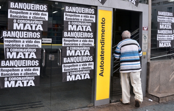 Na agência do Banco do Brasil, no Catete, um bancário morreu com sintomas do coronavírus.  O Sindicato quer o fechamento de todas as agências, garantia dos empregos e suspensão das metas