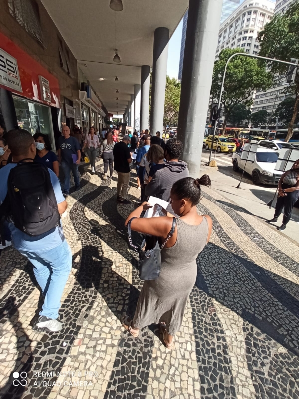 SEM LIMITES - Filas atravessam a calçada para o bancário realizar o exame demissional do Bradesco, como se não bastasse a situação humilhante de o trabalhador ter sido dispensado pelo banco