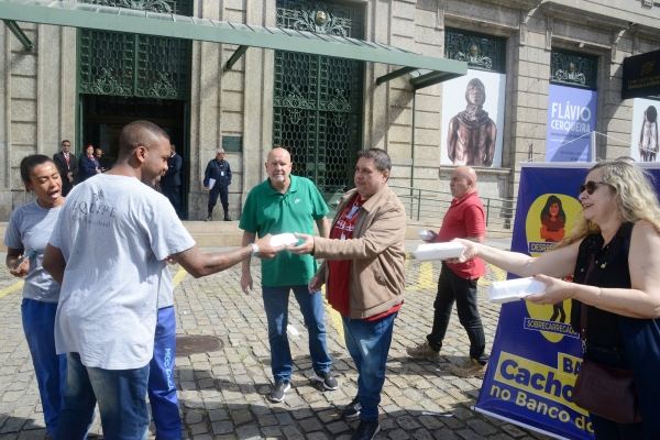 Na foto de Nando Neves, o Dia da Luta no Rio de Janeiro, que teve a &#039;cachorrada do banco&#039;, com a distribuição de cachorro-quente. Mobilização nacional foi vital para a conquista na mesa de negociação.
