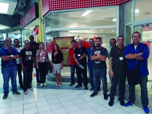 Dirigentes sindicais em Santa Cruz, Zona Oeste, em mais um protesto contra o trabalho aos sábados no Santander. A manifestação faz parte de uma atividade nacional