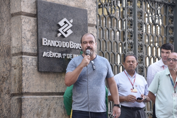 O diretor do Sindicato José Henrique criticou o projeto privatista do ministro da Economia Paulo Guedes e disse que a categoria precisa estar unida e mobilizada para defender os bancos públicos