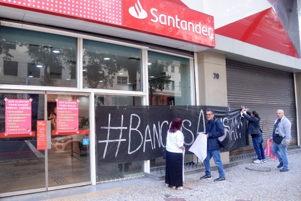 Dirigentes sindicais numa atividade da Campanha Salarial 2024: Sindicatos denunciam Santander por reestruturação fraudulenta 