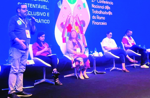 O presidente do Sindicato  José Ferreira (de pé, de azul) durante a 27ª Conferência Nacional  dos Bancários, realizada neste final de semana, em São Paulo 
