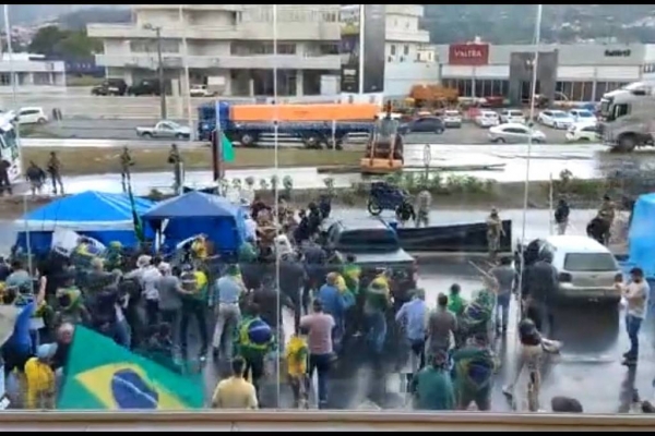 ATOS CRIMINOSOS - Bolsonaristas fecharam rodovias, queimando pneus e usando materias perfurantes de pneus e agrediram policiais rodoviários com barras de ferro, inconformados a vitória de Lula nas eleições de novembro deste ano