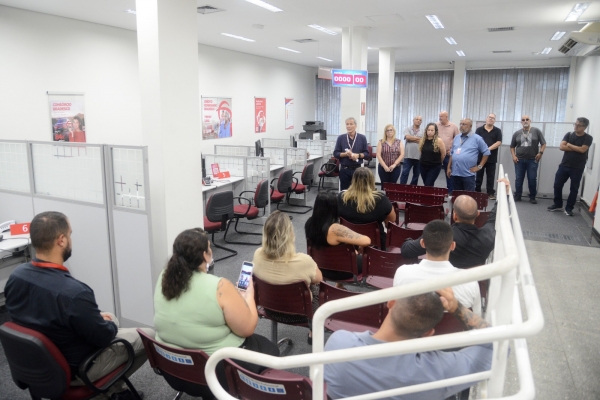  Al&eacute;m do protesto, diretores do Sindicato conversaram com banc&aacute;rias e banc&aacute;rios nas ag&ecirc;ncias do Bradesco e Ita&uacute;, em Ramos
