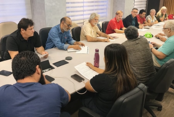 Edelson Figueiredo, diretor do Sindicato, na foto, &agrave; esquerda: &ldquo;O banco precisa humanizar o tratamento que d&aacute; aos seus funcion&aacute;rios". Foto cedida pela Contraf-CUT.