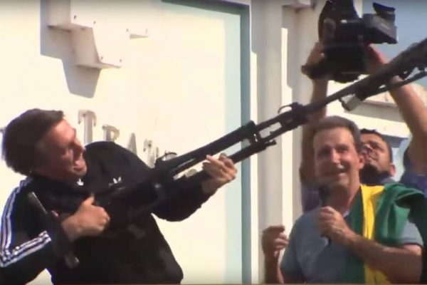 Jair Bolsonaro, em uma de suas reações de ódio político usa pedestal de câmera como se fosse uma arma e diz em discurso à militantes que é preciso &#039;metralhar os petralhas&#039;
