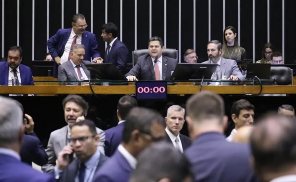 Congresso inimigo do povo atende aos interesses do agronegócio, das mineradoras e madeireiras. Foto: Kayo Magalhães/Agência Câmara dos Deputados. 