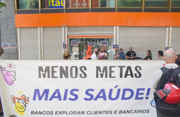 Sindicatos, como o do Rio de Janeiro, fizeram campanha nacional contra as metas abusivas, fechamento de agências e demissões. Protestos devem se intensificar. Foto: Nando Neves.