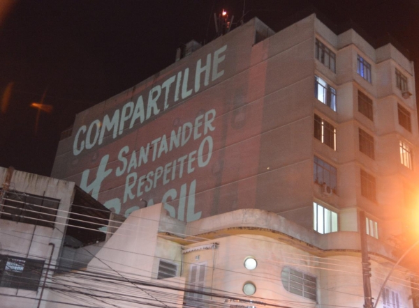 Bancários de todo o país protestam contra as demissões e a cobrança de metas no Santander, em plena pandemia, exigindo que o banco espanhol respeite o Brasil e os brasileiros