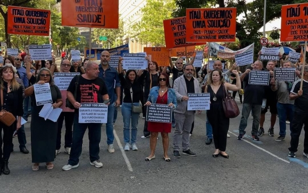 Aposentados e diretores do Sindicato fazem ato em frente à Assembleia Legislativa do Rio, antes da audiência pública, a primeira, em 16 de junho. Foto: Nando Neves.