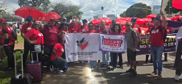 A delegação dos dirigentes sindicais bancários do Rio de Janeiro reunida durante a Marcha dos Trabalhadores e Trabalhadoras, em Brasília, junto com o presidente da CUT Nacional, Sérgio Nobre (entre Adriana Nalesso e José Ferreira 