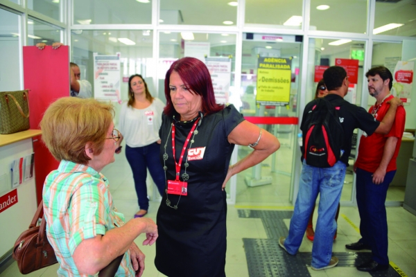  Maria de Fátima, diretora do Sindicato, numa atividade no Santander: “Não adianta publicidade com sentimentalismo se o Santander não atende reivindicações de igualdade de oportunidades e desrespeita as bancárias”