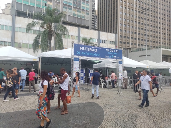 Barracas de plástico improvisadas, expostas ao sol e à chuva, sem ar-condicionado e com banheiros químicos sujos e inadequados