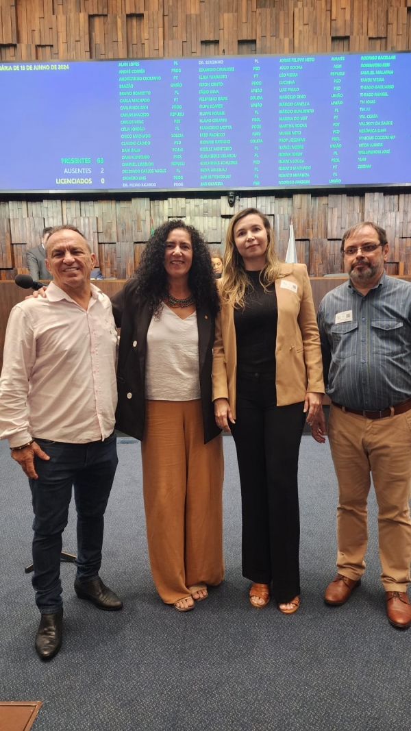 A deputada Marina do MST, autora do Projeto, entre os dirigentes representantes dos bancários,  Paulo Matileti (E), Maria de Oliveira e José Ferreira 