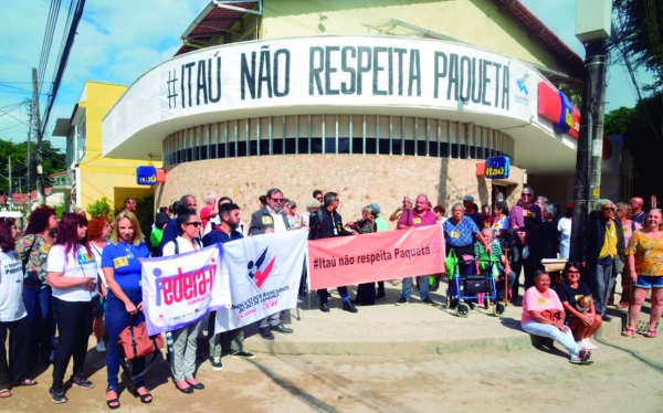 Idosa no protesto contra a decisão do Itaú de fechar a única agência bancária da Ilha de Paquetá. José Ferreira comemorou a vitória do Sindicato e da sociedade. A atividade contou com uma ‘abraço’ à agência (foto abaixo)