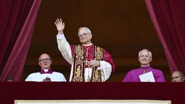 O recém-eleito papa Leão XIV, cardeal Robert Francis Prevost, dos EUA, dirigiu-se aos fiéis da varanda central da Basílica de São Pedro