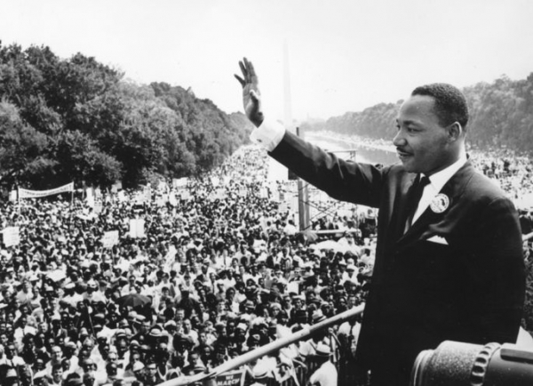 Nascia, neste dia 15, o líder do movimento contra o racismo nos EUA, Martin Luther King