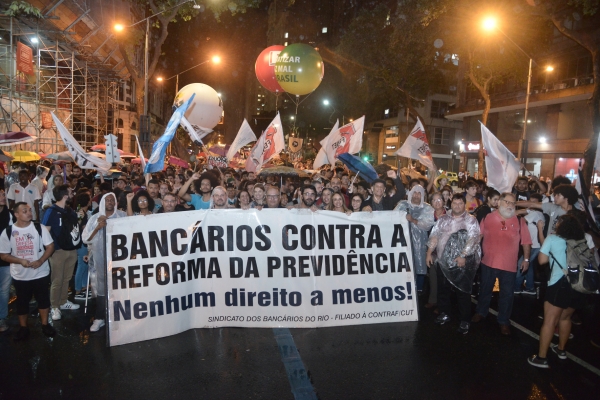 No Rio, bancários e milhares de pessoas seguiram em passeata pela Rio Branco até o prédio da Petrobras, na Avenida Chile