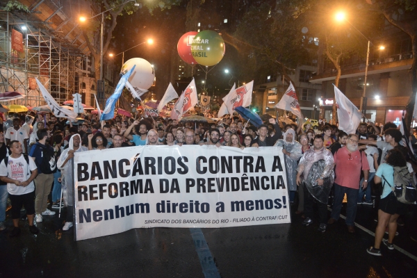  No Rio, bancários e milhares de pessoas seguiram em passeata pela Rio Branco até o prédio da Petrobras, na Avenida Chile