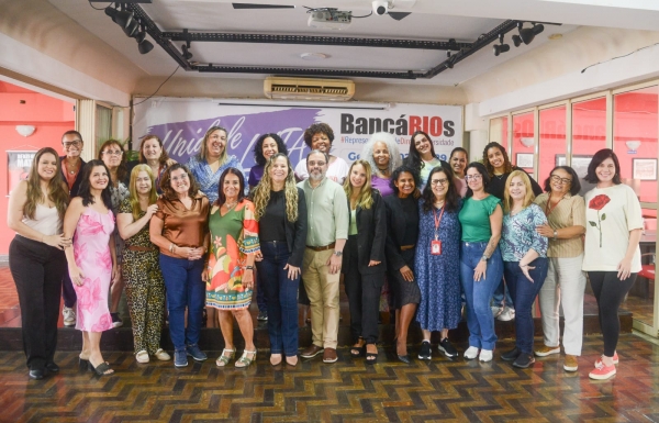  O presidente do Sindicato dos Banc&aacute;rios do Rio Jos&eacute; Ferreira com mulheres dirigentes sindicais e funcion&aacute;rias na tradicional foto em celebra&ccedil;&atilde;o ao m&ecirc;s do Dia Internacional da Mulher.