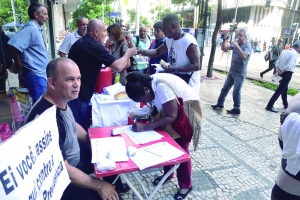 Em um protesto bem-humorado contra a baixa aceitação do Ben Visa Vale em restaurantes e supermercados, o Sindicato distribuiu cafezinho e pão com mortadela para a população