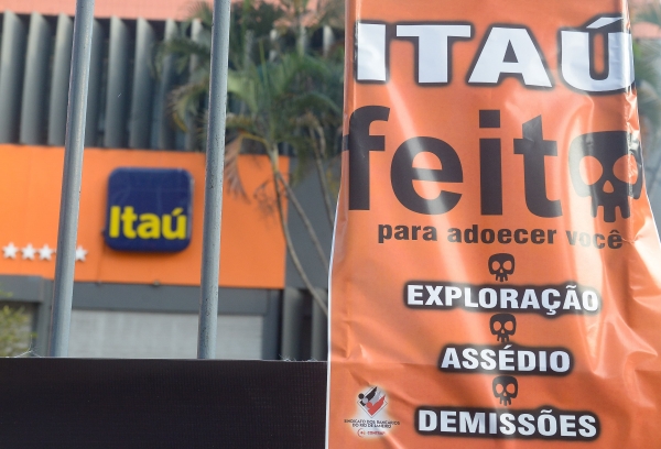 Diretoria do Sindicato comanda protesto contra a extinção de agências e desemprego no Itaú. Foto: Nando Neves.