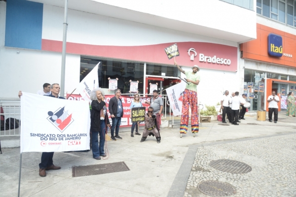 BORA VIRAR ESSE JOGO - No Rio, os bancários protestaram e retardaram a abertura das agências do Méier, na Zona Norte da cidade
