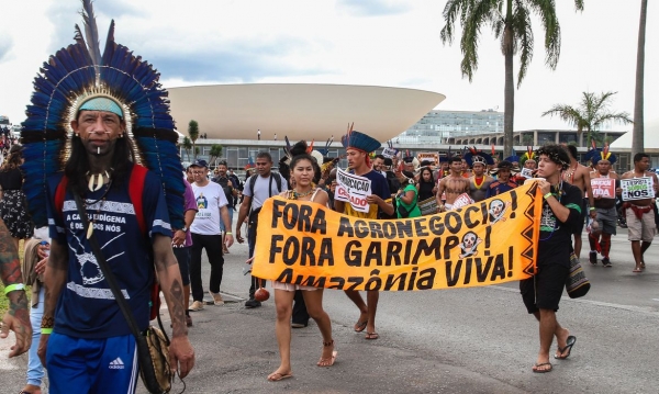 Lideranças indígenas se mobilizam contra marco temporal, em Brasília. Foto: Agência Brasil.
