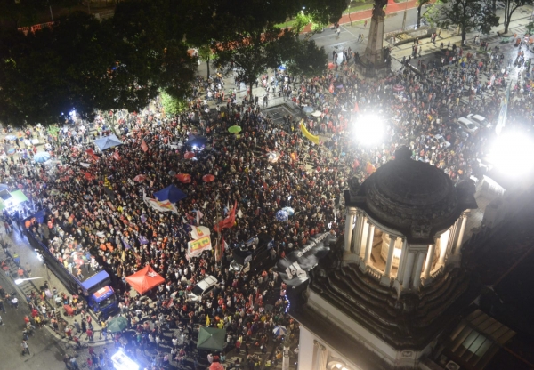 Protestos em todo o país e no exterior repudiaram tentativa de golpe.  No Rio de Janeiro, manifestação lotou a Cinelândia.