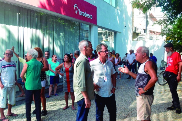 O Sindicato protestou contra o fechamento de agências e as demissões, em Bonsucesso. Clientes, com direito ao atendimento presencial negado pelo banco, apoiaram o protesto