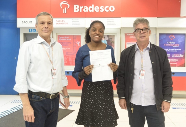 Fernanda Nunes da Silva, bancária do Bradesco, agradeceu o apoio do Sindicato, ao lado dos dirigentes sindicais Leuver Luldoff e Geraldo Ferraz