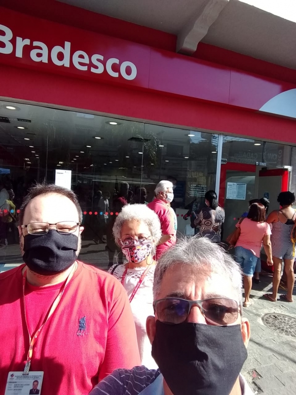 Geraldo Ferraz (à frente), Marcos Rosa (Marcão) e Jô Araújo foram à agência Barcelos Domingos, em Campo Grande, para cobrar os protocolos de prevenção ao coronavírus após a confirmação de dois funcionários contagiados