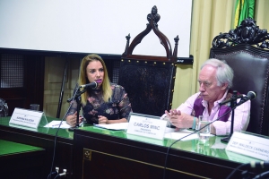  Adriana Nalesso (ao lado do deputado estadual Carlos Minc, do PSB) durante a audiência pública na Alerj,  que debateu o trabalho ilegal aos sábados no Santander. Dirigentes sindicais comemoram o recuo do banco