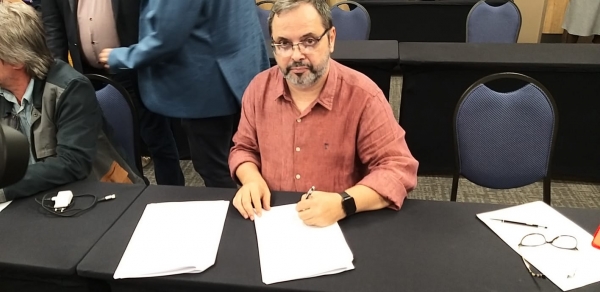 O presidente do Sindicato, José Ferreira, assina nova CCT