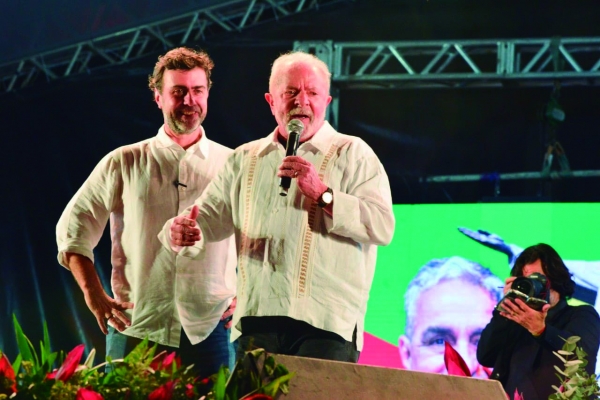 Milhares de pessoas foram à Cinelândia para ver o ex-presidente Lula (ao lado de Marcelo Freixo), que mais uma vez, mostrou a força de sua liderança e carisma