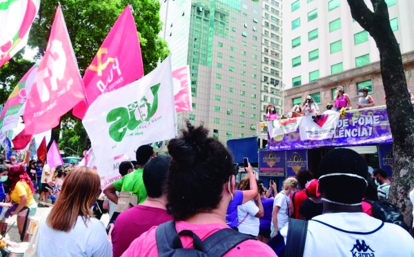 Mulheres protestam pelo impeachment de Bolsonaro