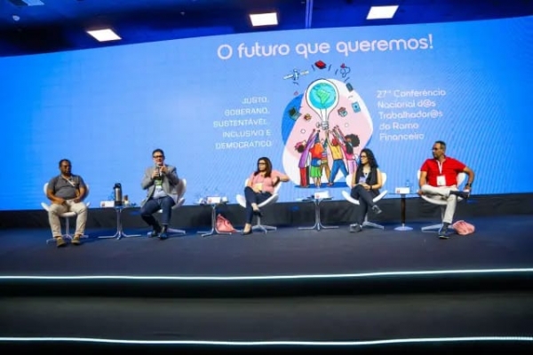 O professor João Cezar de Castro Rocha (segundo à esquerda) alertou para a importância da classe trabalhadora eleger senadores progressistas em 2026 para a defesa da democracia