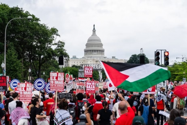 Pelo menos cinco mil norte-americanos e imigrantes protestam contra a presença do primeiro-ministro de Israel, Benjamin Netanyahu, no Congresso dos EUA 