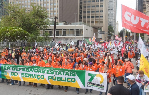 Ao final, a passeata tomou a Avenida Chile, terminando em frente à Petrobras. Foto: Nando Neves.